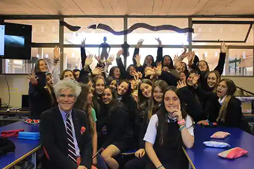Campus Creativo dio inicio a los talleres textiles en colegios con miras a la exposición en el GAM.
