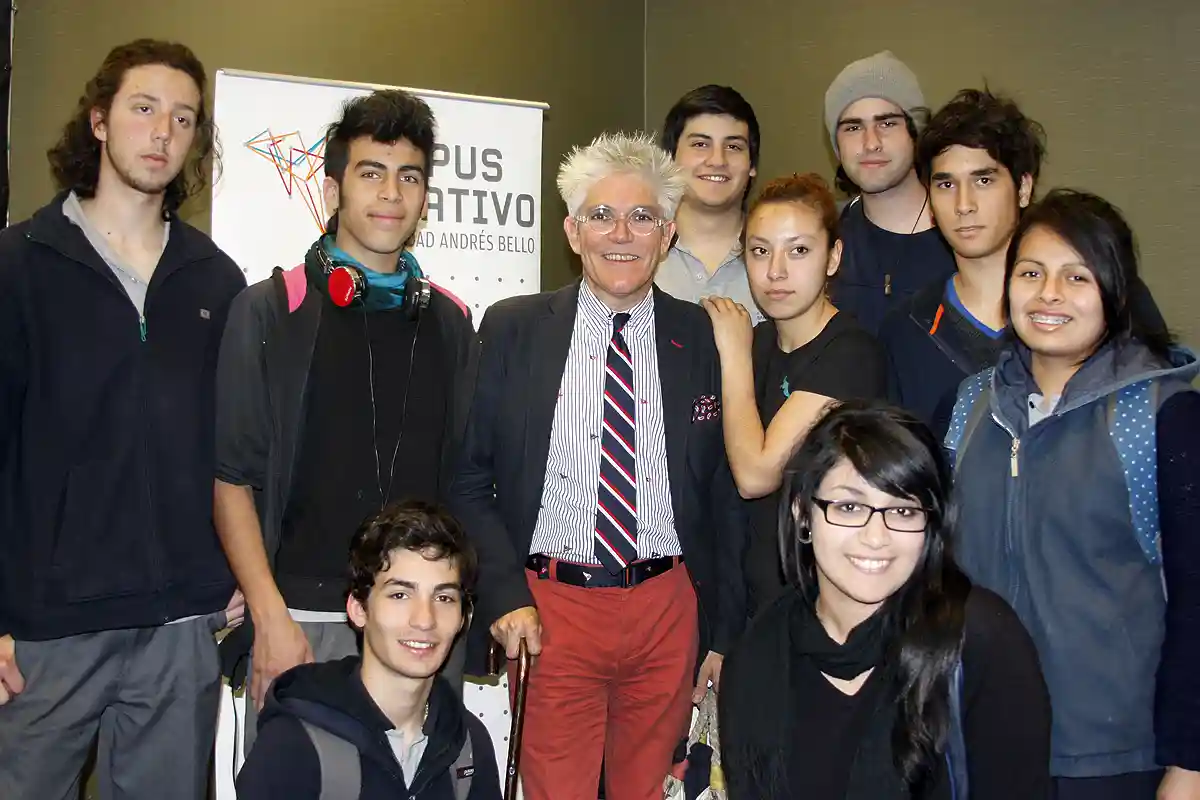 Director de Campus Creativo, Federico Sánchez, conversa con estudiantes de 4º medio