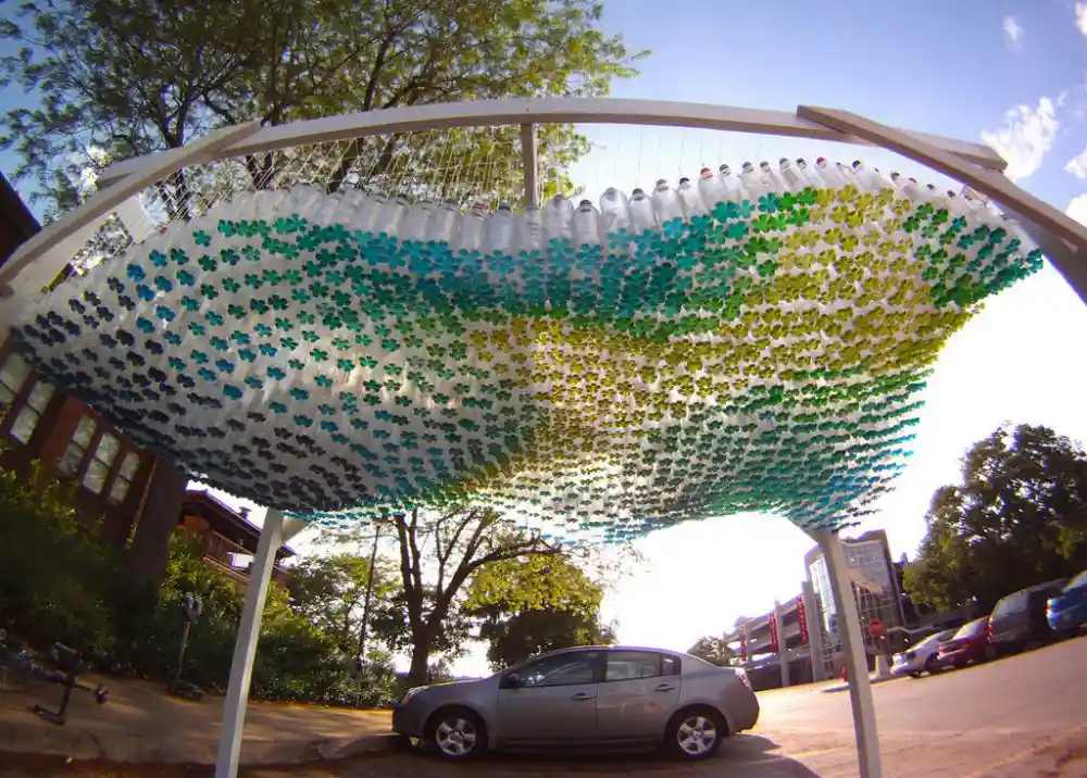 1500 botellas recicladas construyen cubierta paramétrica, diseñada por Garth Britzman
