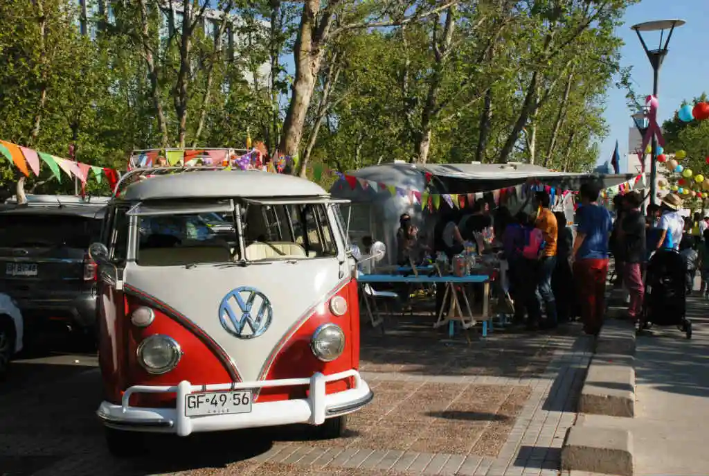 Exitosa segunda versión de la feria Quien Busca Encuentra en el Parque Bicentenario