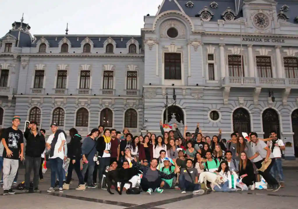 Alumnos de Arquitectura Santiago y Viña del Mar en actividad del CCAA de la carrera