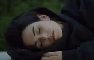 Duerme en cualquier parte con este polerón con capucha inflable
