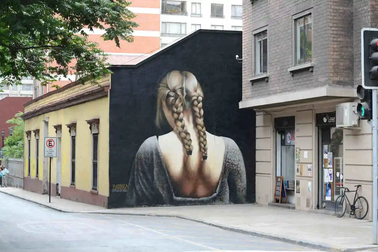 La historia detrás de Ganza, el mural que se robó las cámaras en Santiago Centro