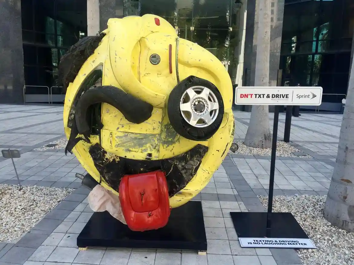 Un emoticón de chatarra para tomar conciencia al conducir