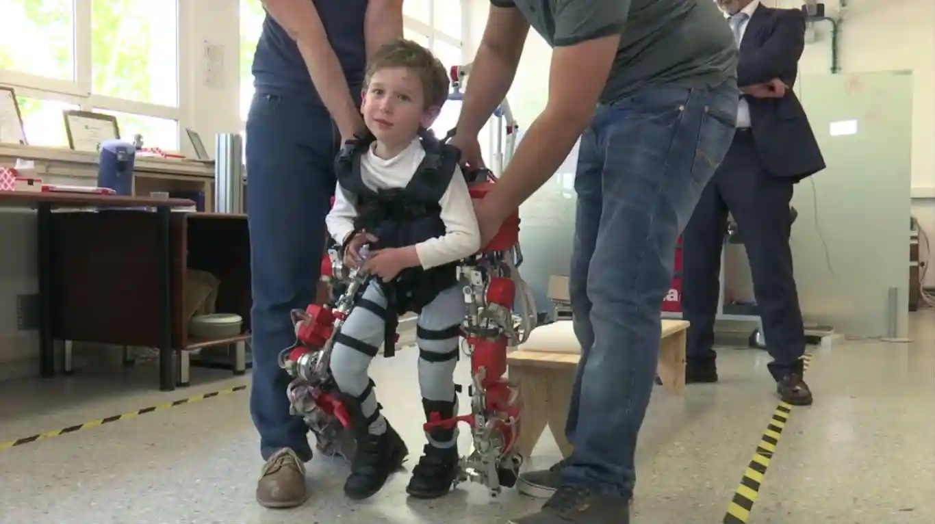El primer exoesqueleto para niños