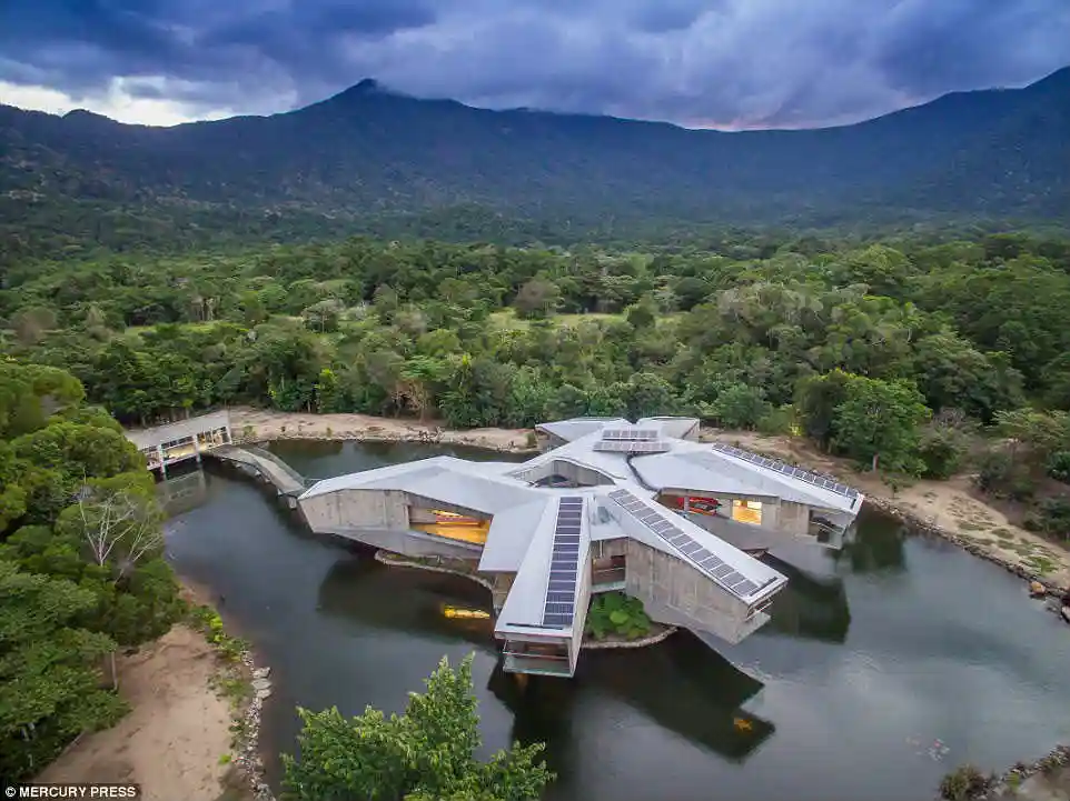La casa con forma de Halcón Milenario