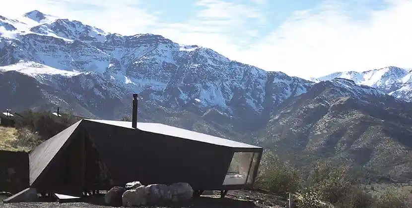 Gonzalo Iturriaga proyecta un refugio de montaña esencial en la pre cordillera chilena