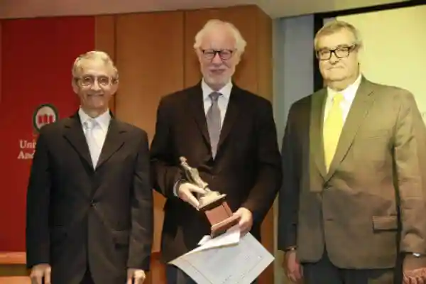 UNAB distingue a destacadas figuras nacionales con Premio al Mérito 2016