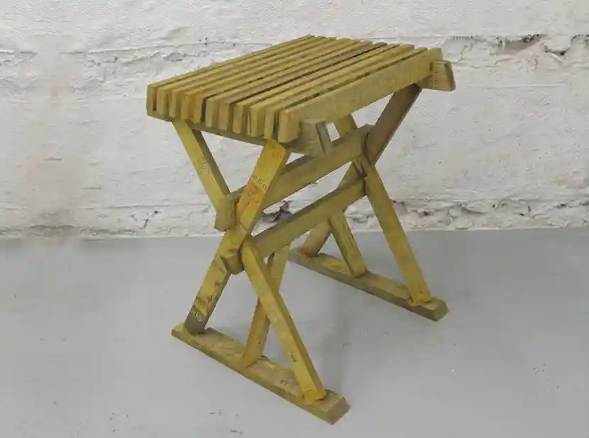 Alumna del Campus Creativo UNAB utiliza papel periódico para recrear las características del pino 2×1