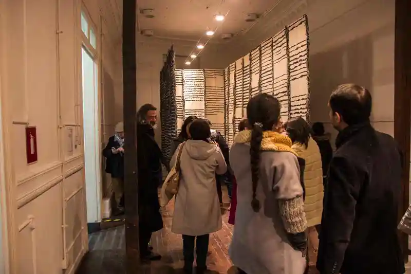 Artistas materializan el sonido en exposición Partitura Textil