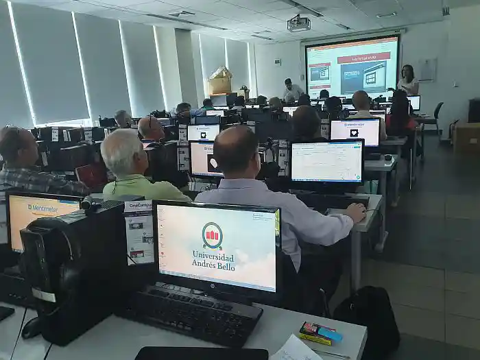 Académicos UNAB se capacitan en el uso de Aulas Virtuales