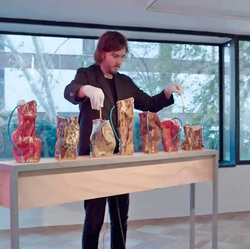 Docente de Artes Visuales lanzó su disco “Poemas de Porcelana”