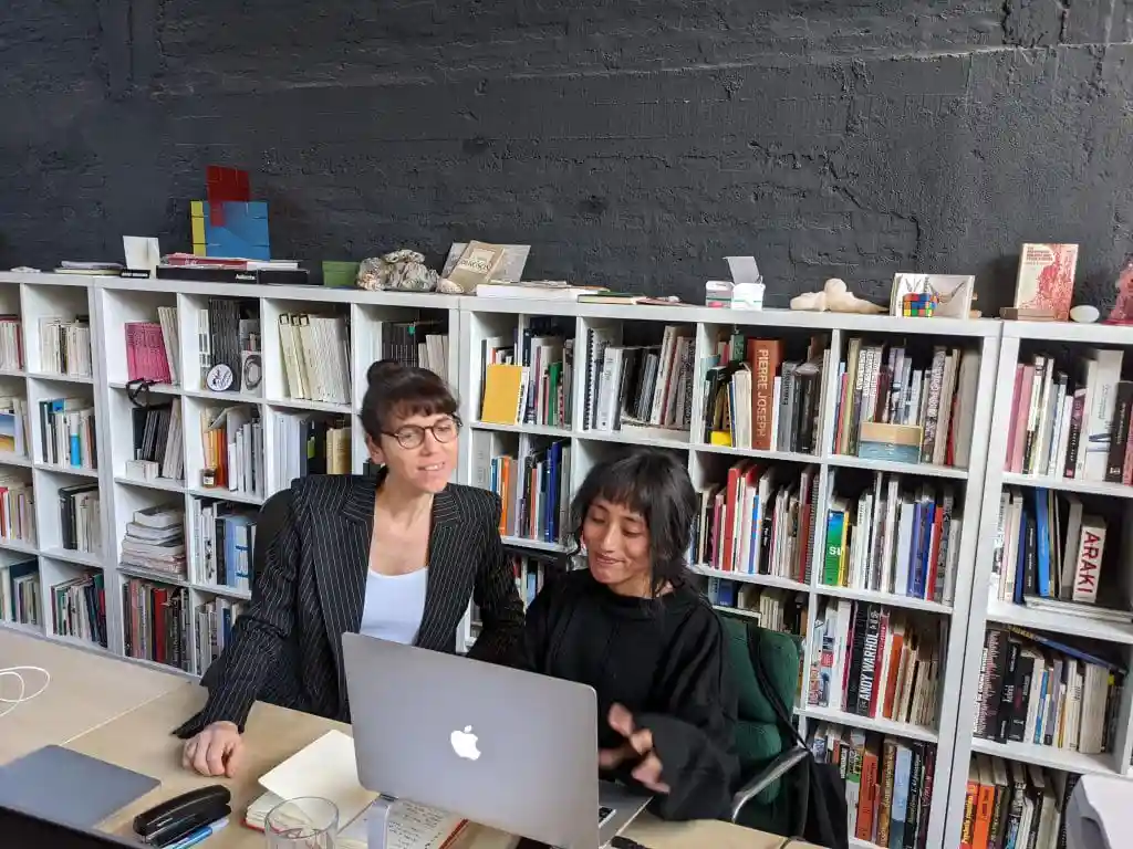 Alumni de Artes Visuales realizó pasantía en el estudio de Pierre Huyghe
